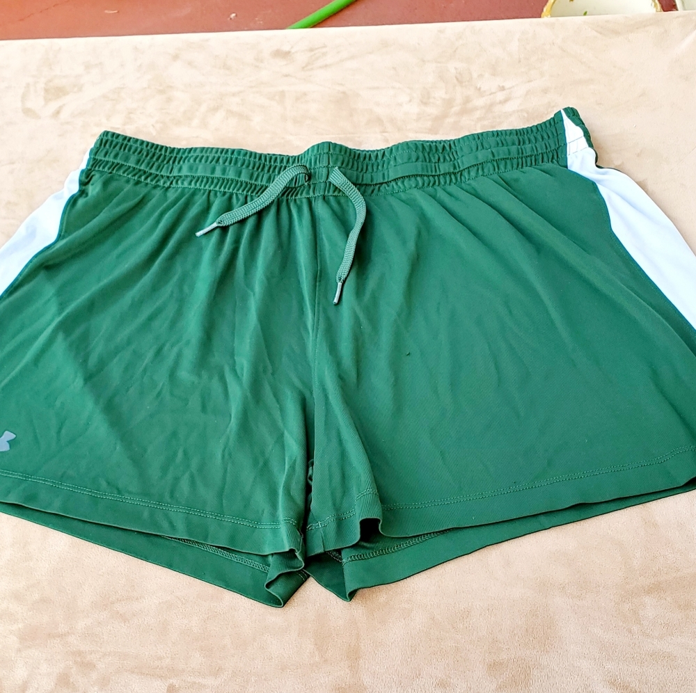 Under Armour women short  sz XL.